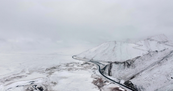 新疆喀拉库里湖喀湖下雪天航拍视频