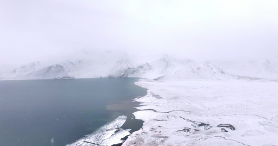 新疆喀拉库里湖喀湖下雪天航拍视频