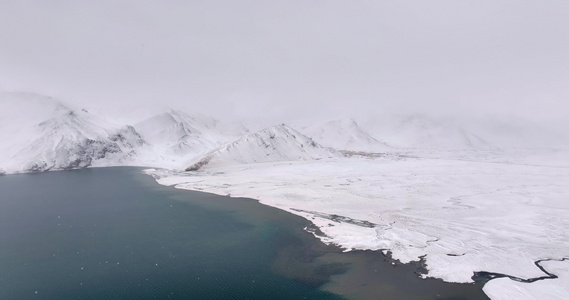 新疆喀拉库里湖喀湖下雪天航拍视频