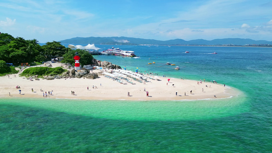 高视角航拍俯视海南三亚亚龙湾蜈支洲岛玻璃海白沙滩上旅游度假的游客视频