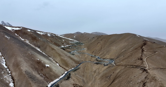 新疆盘龙古道十八弯公路航拍视频