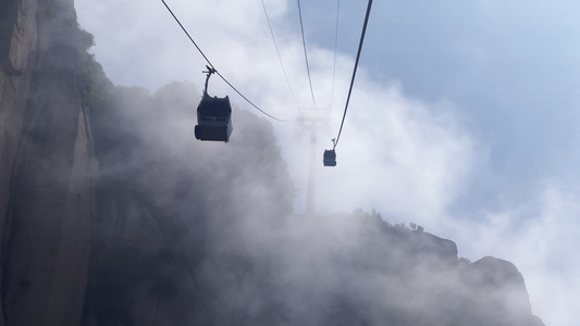陕西华山旅游登山索道缆车上看山顶云海4k素材视频