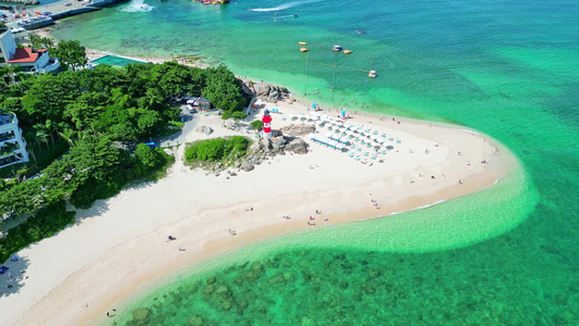 高视角航拍俯视海南三亚亚龙湾蜈支洲岛玻璃海白沙滩上旅游度假的游客视频