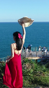 惠州海龟湾石崖上的少女惠州景点视频