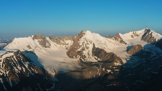 4K航拍新疆天山雪山雪峰视频