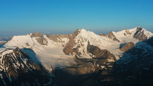 4K航拍新疆天山雪山雪峰45秒视频