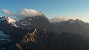 4K航拍新疆天山雪山雪峰30秒视频