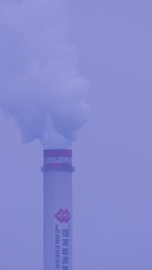 慢动作升格城市郊区能源化工制造业冒烟的烟囱环保素材慢镜头55秒视频