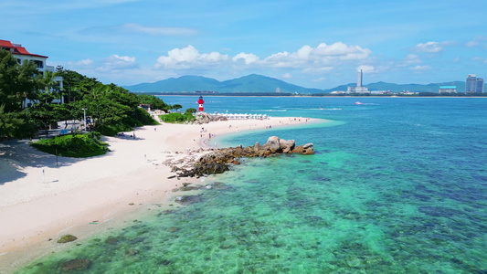 海南三亚蜈支洲岛海岸线上的礁石白沙滩海浪慢动作视频