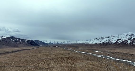 航拍新疆瓦罕走廊帕米尔高原雪山视频