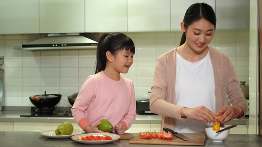 母女居家下厨做菜[舒适感]视频