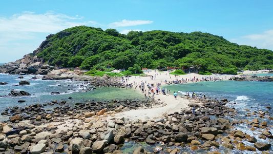 高视角航拍俯视海南三亚海棠湾蜈支洲岛玻璃环岛礁石公路海洋岛屿全景视频