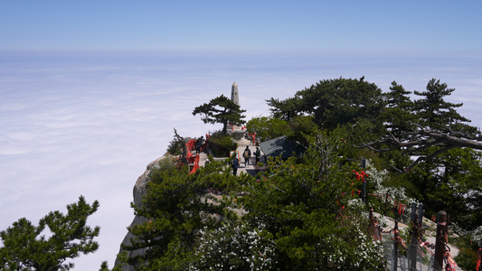陕西5A级旅游景区西岳华山云台峰欣赏云海的游客4k素材视频
