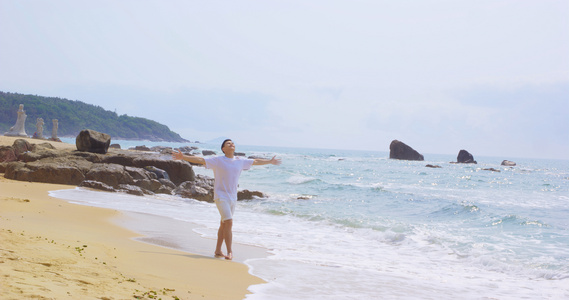 8K海边散步的青年男性视频