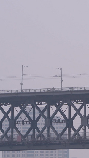 城市穿行在公铁两用桥梁上的火车交通素材桥梁素材60秒视频