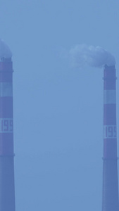 城市周边工厂冒着烟雾的烟囱能源环保素材制造业视频
