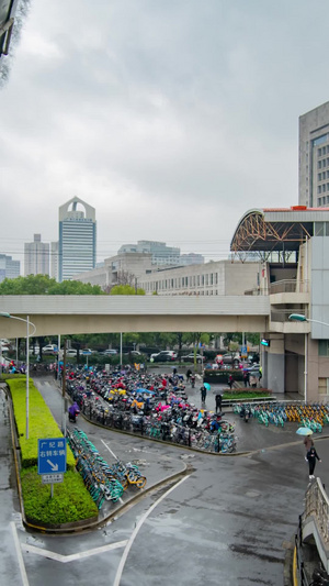 城市地铁雨天人流打伞车流阴天延时摄影地铁口20秒视频