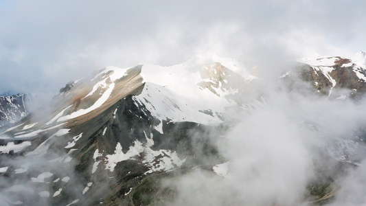 雪山大雾视频