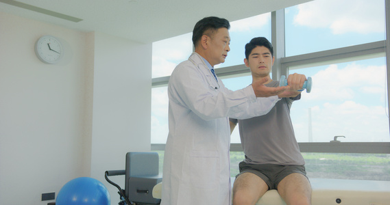 8K医生帮助患者一起做康复训练视频