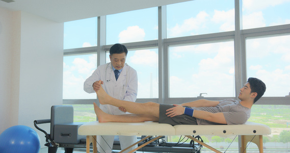 8K医生检查患者受伤的腿视频