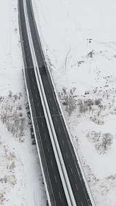 航拍新疆冬季雪原高速公路旅游风光交通运输视频