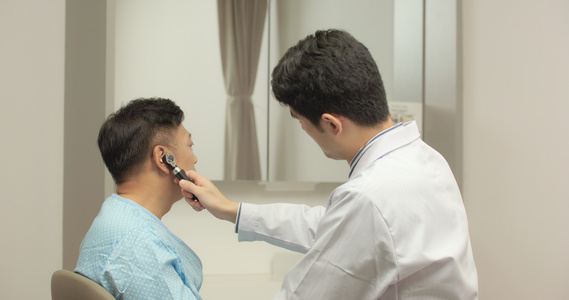 8K耳科医生检查患者耳部视频