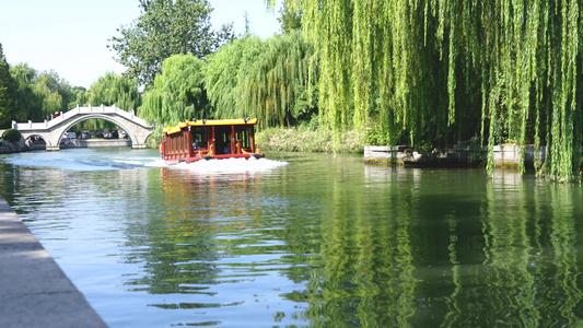 山东济南大明湖公园景区游客在湖面乘坐游船视频