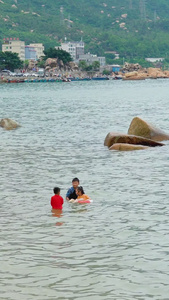 夏季沙滩冲浪玩耍【该视频沙滩群众无肖像权，请勿商业】性感美女视频