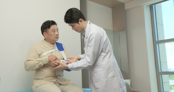 8K医生为胳膊受伤的患者检查视频