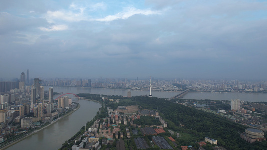 武汉航拍城市蓝天白云自然天气地标天际线高楼长江江景4k素材视频