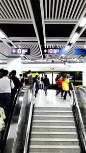 城市地铁晚高峰换乘人流涌动延时素材地铁站视频