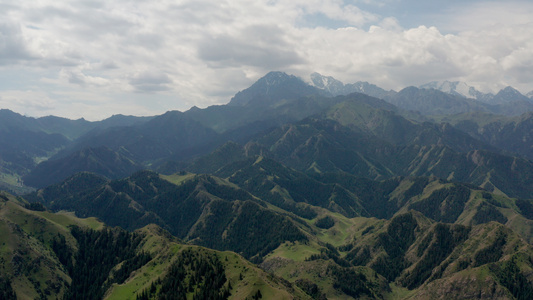 蓝天白云下天山山峦视频