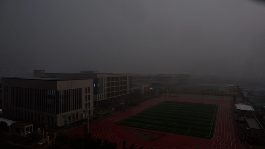 夏日夜晚风雨中的学校操场[酷夏]视频