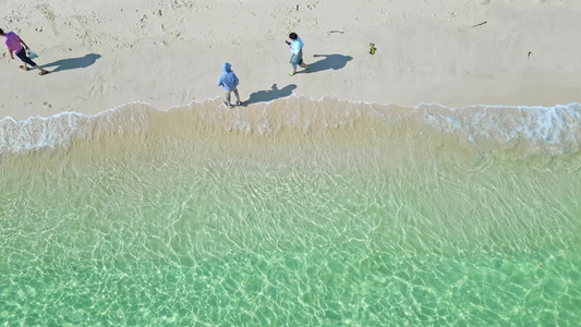 高视角航拍俯视海南三亚亚龙湾蜈支洲岛玻璃海白沙滩上旅游度假的游客视频