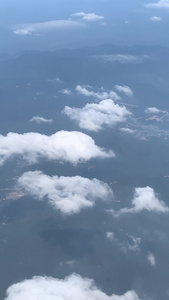 机窗外俯瞰城市云层之上视频