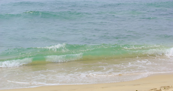 8K海岸边翻滚的浪花视频