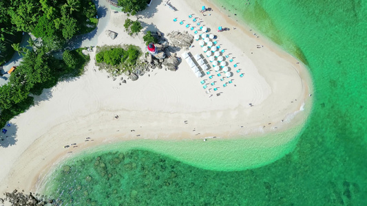 高视角航拍俯视海南三亚亚龙湾蜈支洲岛玻璃海白沙滩上旅游度假的游客视频