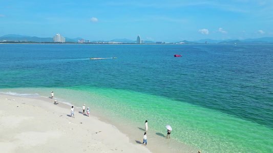 高视角航拍俯视海南三亚亚龙湾蜈支洲岛玻璃海白沙滩上旅游度假的游客视频