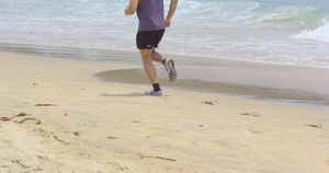 8K在海边跑步的男青年12秒视频
