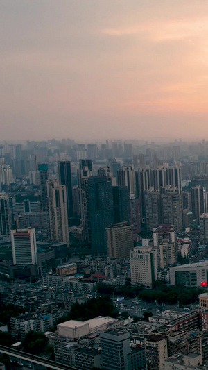 航拍晚霞之下的城市建筑群城市风光延时视频城市天际线10秒视频