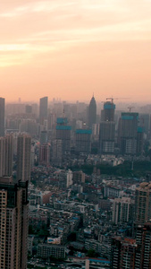 航拍晚霞之下的城市建筑群城市风光延时视频高楼大厦视频