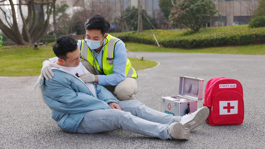 急救人员用听诊器为病人检查身体视频