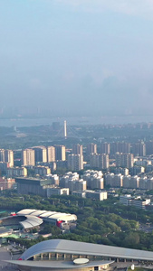 南京城市建筑群清晨薄雾航拍视频