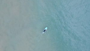 海南万宁日月湾练习冲浪的少年航拍4K55秒视频