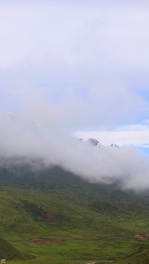 云雾中的山脉山谷延时视频自驾旅游16秒视频