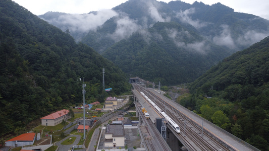 高铁山川云海航拍视频