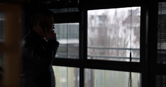 一个男人独自蹲坐阳台抽烟 电话压力大4k视频