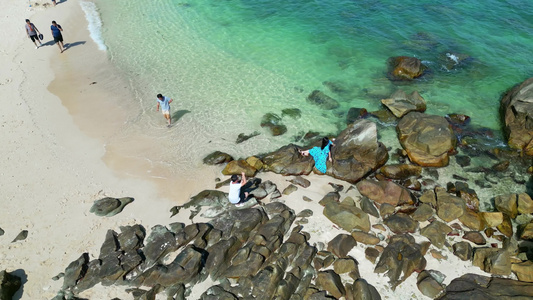 高视角航拍俯视海南三亚亚龙湾蜈支洲岛玻璃海白沙滩上旅游度假的游客视频