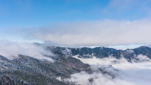 8K冬季初冬山顶积雪下雪云海延时10秒视频