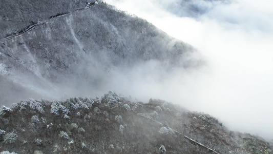 4K震撼大山山顶高山冬季下雪云雾云海航拍视频